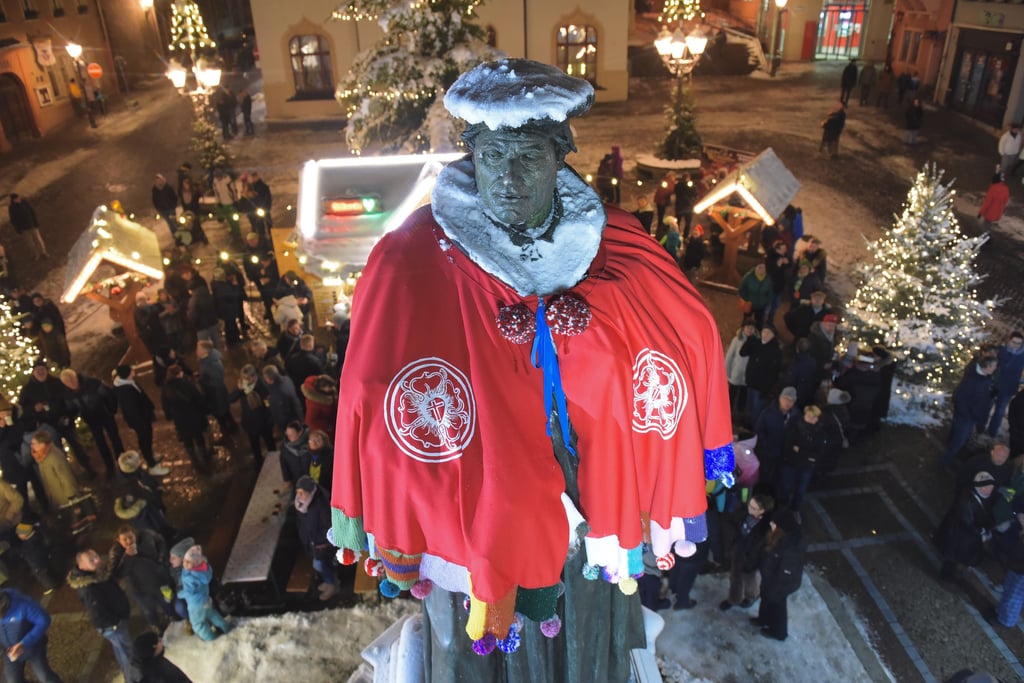 Zur Eröffnung des Weihnachtsmarkts bekam Luther traditionell seinen Schal - diesmal mehr ein Cape. Jetzt ist es versteigert worden.
