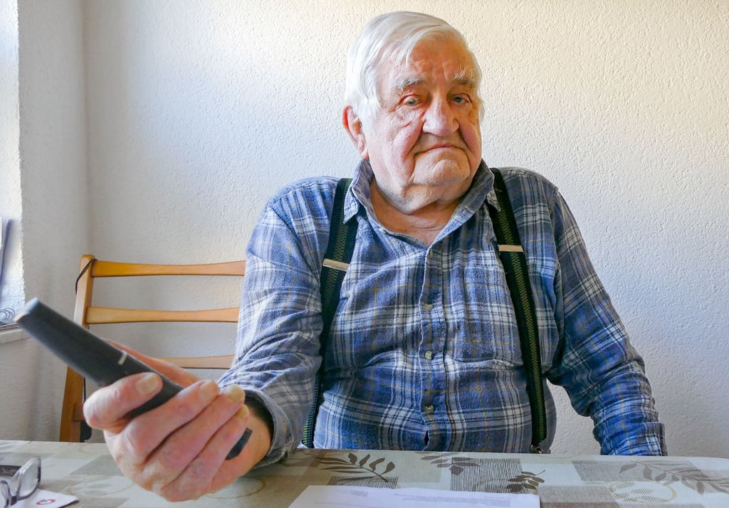 Max Robel aus Annaburg fühlt sich von der Service-Hotline zur Meldung von Störungen seines Telefonanbieters Vodafone im Stich gelassen.