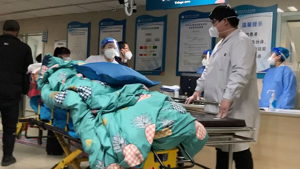 Überfüllte Krankhäuser: Nach dem Ende der rigorosen Null-Toleranz-Strategie in China verbreitet sich das Virus mit hoher Geschwindigkeit.