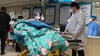 Überfüllte Krankhäuser: Nach dem Ende der rigorosen Null-Toleranz-Strategie in China verbreitet sich das Virus mit hoher Geschwindigkeit.