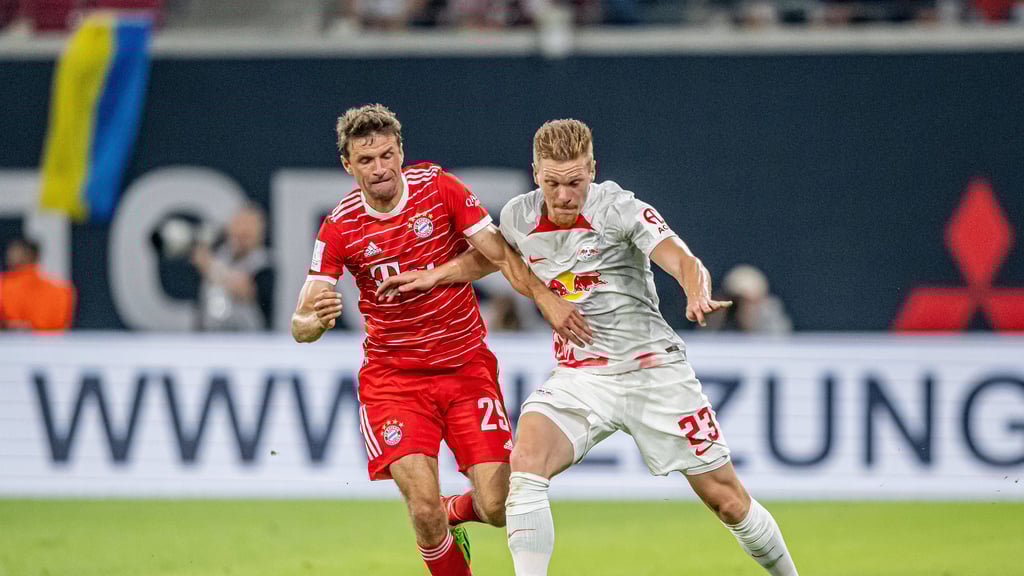 Leipzigs Marcel Halstenberg (r.) im Zweikampf mit Thomas Müller.