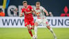 Leipzigs Marcel Halstenberg (r.) im Zweikampf mit Thomas Müller.
