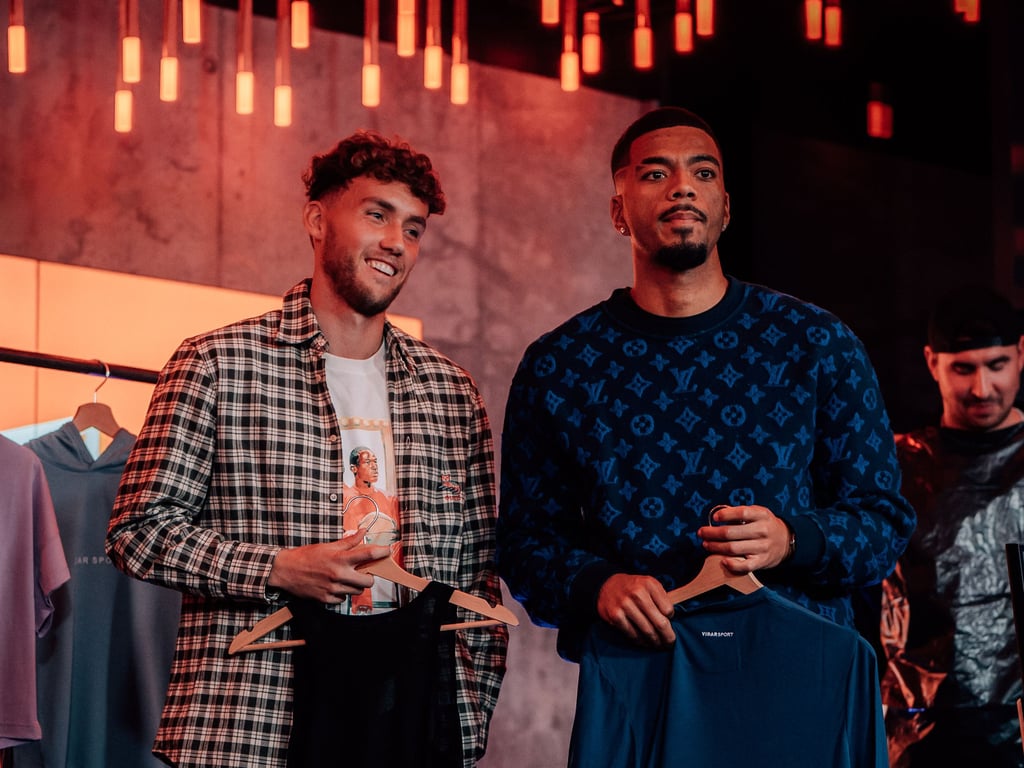 Luca Waldschmidt (VfL Wolfsburg, links) und Benjamin Henrichs (RB Leipzig) sind beim Start-up Founders League eingestiegen.