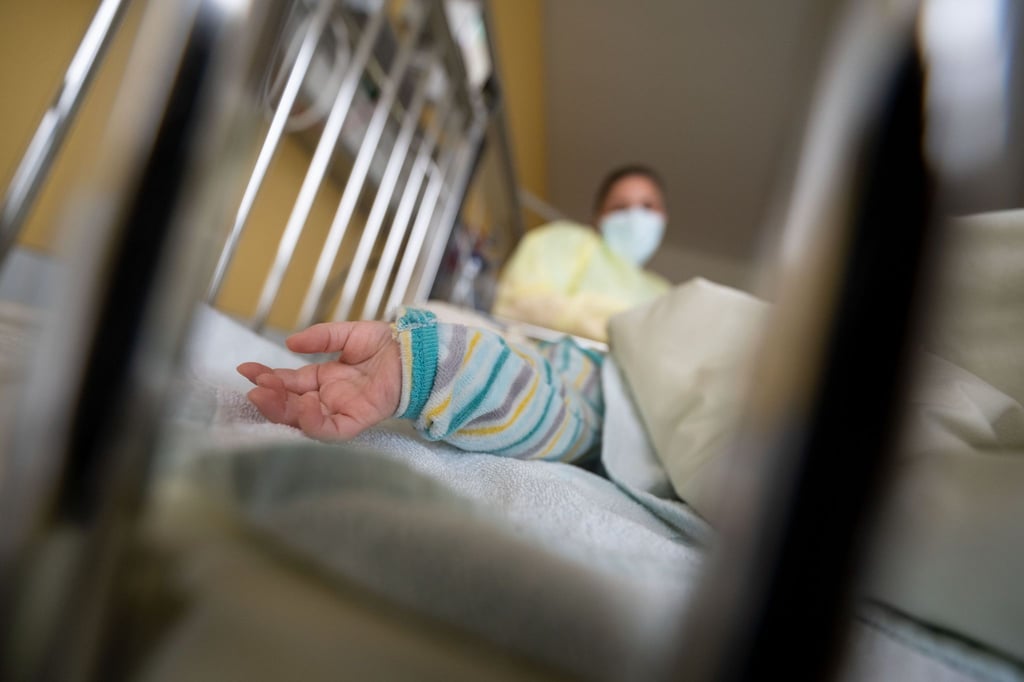 Die erste RSV-Infektion des Lebens ist meist die schwerste - und so einige Kinder führt sie ins Krankenhaus.