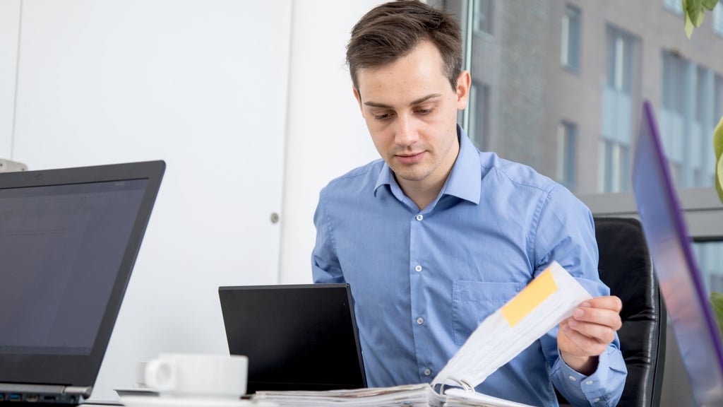 Knapp neun Prozent der Vollzeiterwerbstätigen leistet mehr als 48 Wochenstunden. Bei Männern kommt dies mit 10,5 Prozent etwa doppelt so häufig vor wie bei Frauen (5,4 Prozent).