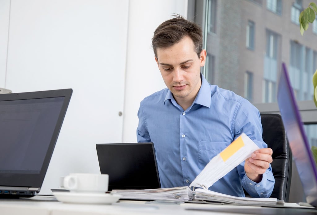 Knapp neun Prozent der Vollzeiterwerbstätigen leistet mehr als 48 Wochenstunden. Bei Männern kommt dies mit 10,5 Prozent etwa doppelt so häufig vor wie bei Frauen (5,4 Prozent).