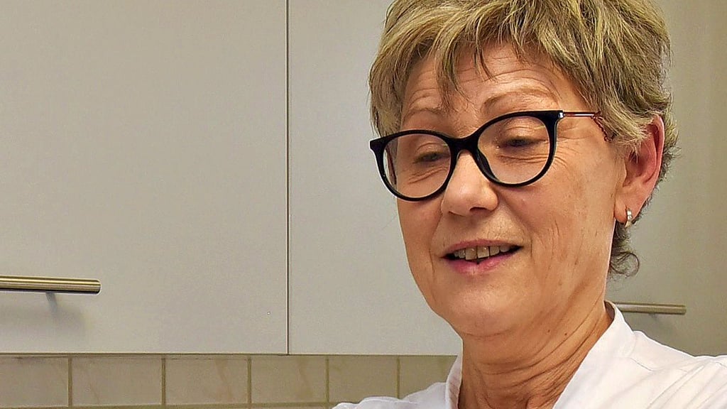Allgemeinmedizinerin Margot Bär aus Benndorf lebt für ihren Beruf, der sie mit ihrem Team täglich vor große Herausforderungen angesichts des Ärztemangels in der Region stellt.