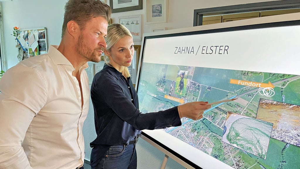 Oberkommissarin Franziska Meinert (39) und ihr Kollege Oberkommissar Stefan Backhaus (44) besprechen hier einen Mordfall aus Zahna-Elster. Gemeinsam mit anderen Analysten haben sie Anfang 2020 das Gutachten zu dem Fall für die Kriminalisten erstellt. Der heute 57-jährige Täter ist inzwischen rechtskräftig verurteilt.