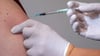 Ein Mann bekommt im Impfzentrum eine Booster-Impfung gegen Covid-19.
