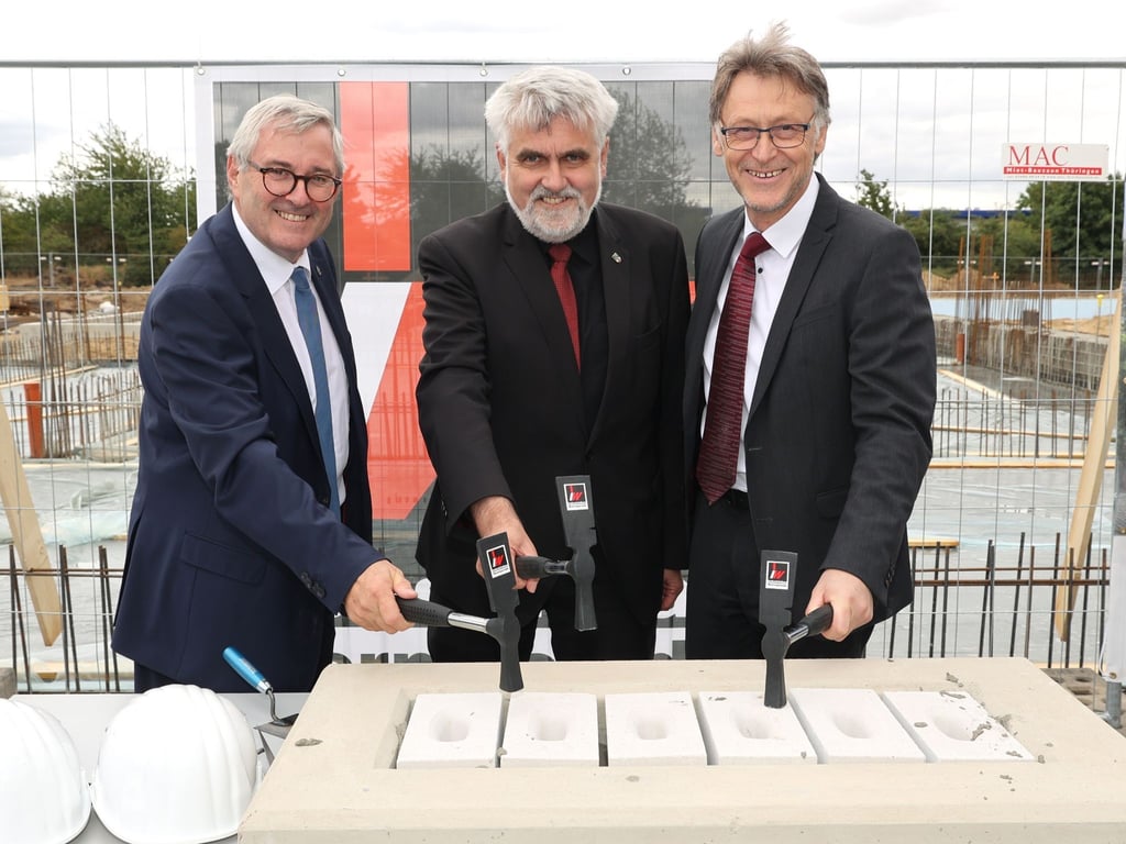 Staatssekretär Jürgen Ude (l-r), Wissenschaftsminister Armin Willingmann (SPD), und Rektor Jens Strackeljan haben für das Automotive-Forschungszentrum „CMD“ der Uni Magdeburg den Grundstein gelegt.