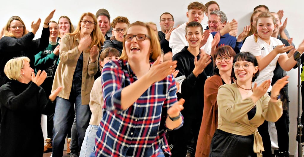 Hüfte, Hüfte. Schulter, Schulter. Drehen. Wischen. Was etwas eigen klingt, ist die Anleitung für eine Choreographie, bei der die Gäste mit einbezogen werden.