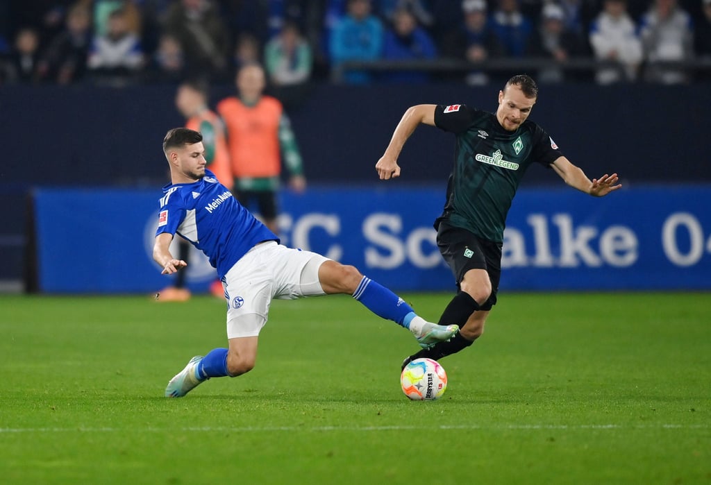 Tom Krauß für Schalke 04 am Ball gegen Werder Bremen.