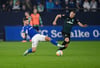 Tom Krauß für Schalke 04 am Ball gegen Werder Bremen.