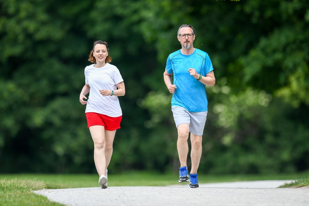 Am besten läuft es sich, wenn das Mittagessen nicht mehr schwer im Magen liegt. Daher sollten zwischen der Mahlzeit und dem Lauftraining ungefähr zwei bis drei Stunden Pause liegen.