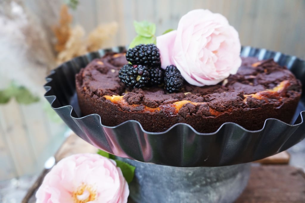 Sieht aus wie ein normaler Zupfkuchen, doch im Inneren sorgen süße Brombeeren für Saftigkeit.