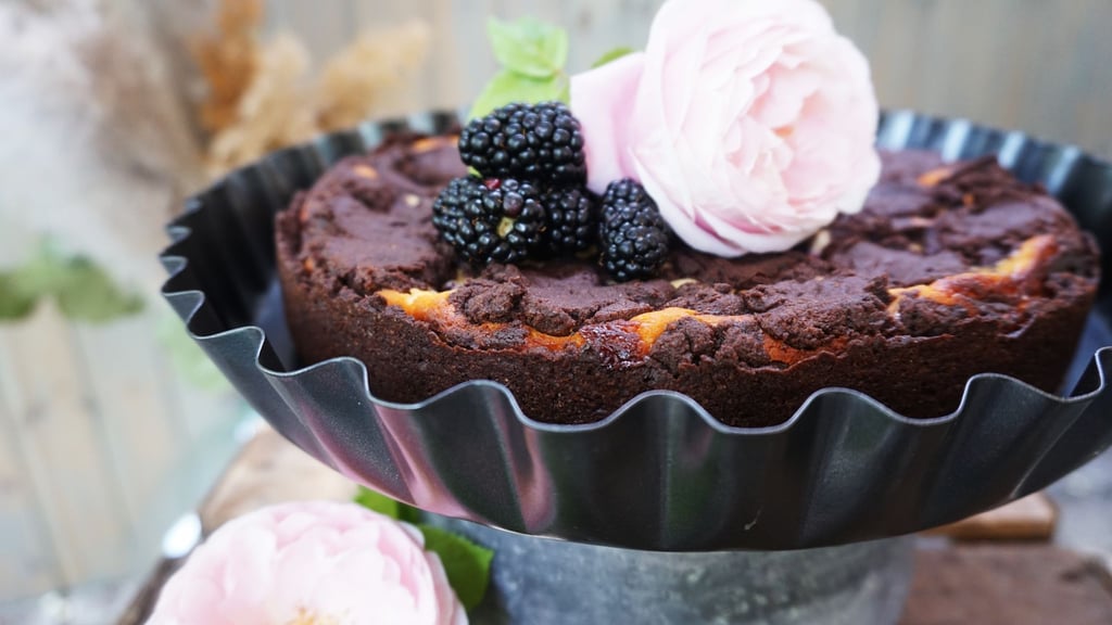 Sieht aus wie ein normaler Zupfkuchen, doch im Inneren sorgen süße Brombeeren für Saftigkeit.