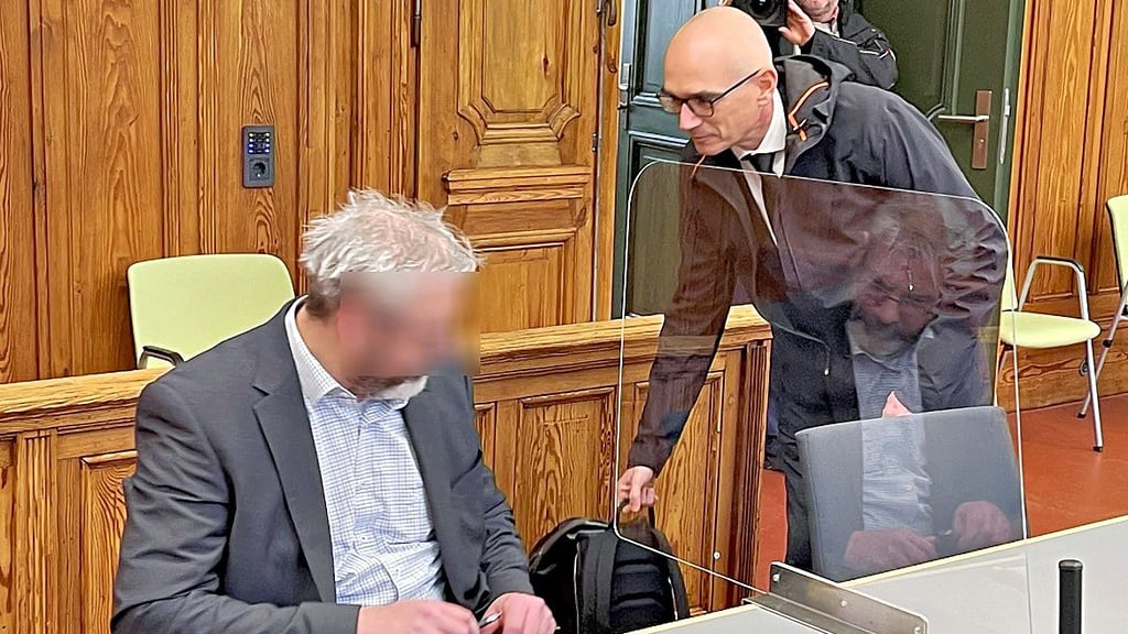 Der wegen Untreue in besonders schwerem Fall angeklagte Rechtsanwalt (l.) sitzt neben seinem Verteidiger Eckhard Schmidt (r.).