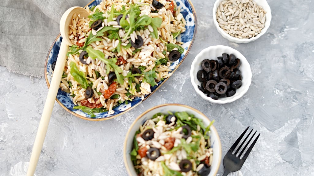 Der bunte griechische Salat mit getrockneten Tomaten, Feta, Oliven, Rucola und den Kritharakinudeln bringt Farbe auf jedes BBQ-Buffet.
