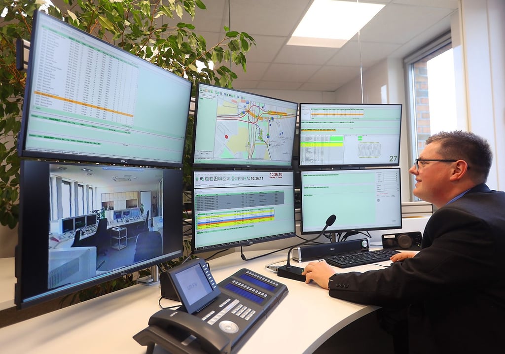 Sechs große Monitore an jedem Arbeitsplatz: André Nagel hat alle wichtigen Informationen im Blick. Links unten ist ein Foto von der Leitwarte vor dem Umbau zu sehen.