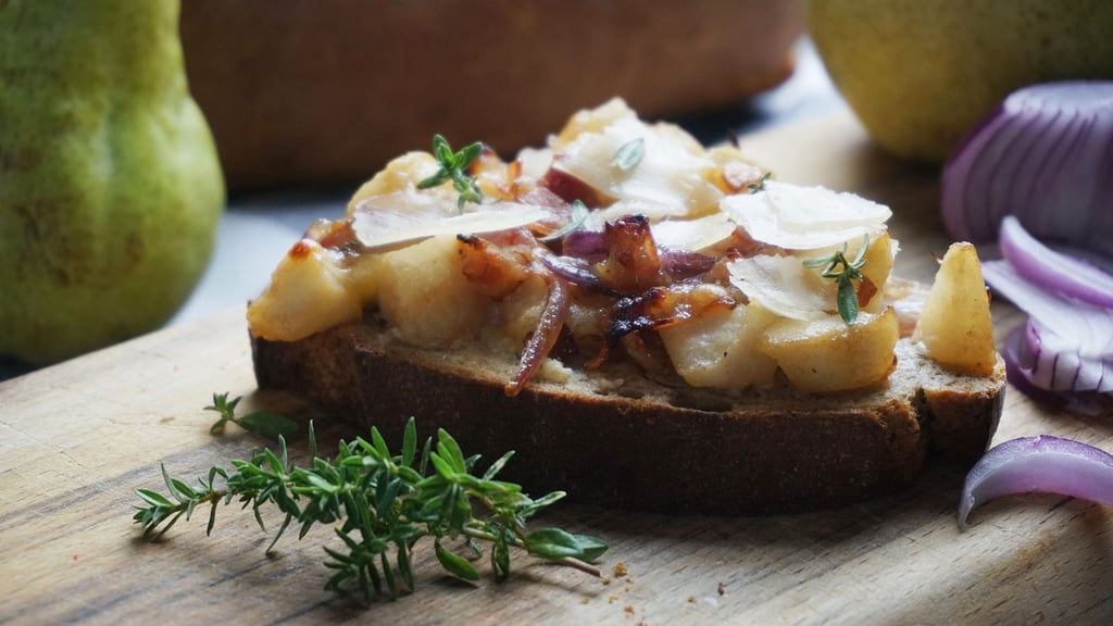 Für die Birnen-Thymian-Stulle werden drei Sorten Käse verwendet.