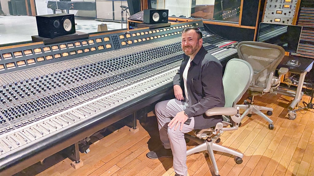 Nico Moreé produziert in einem Tonstudio in Los Angeles.