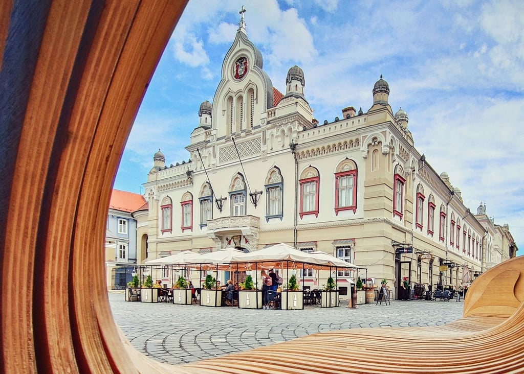 Blick auf ein Verwaltungsgebäude der serbisch-orthodoxen Kirche am Unionsplatz in Temeswar.