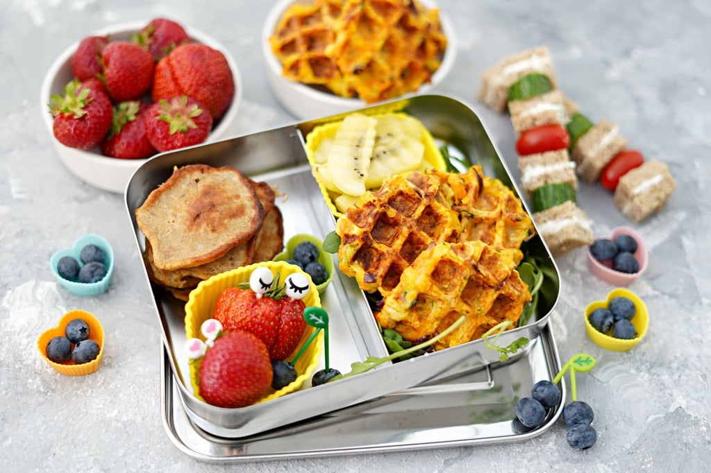 Herzhaft und süß, aber ganz ohne Zucker: Bananenpancakes und Gemüsewaffeln sind hier in der Brotdose vereint.