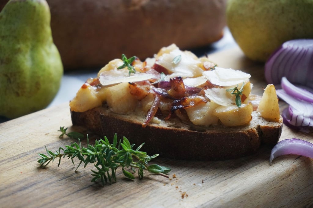 Für die Birnen-Thymian-Stulle werden drei Sorten Käse verwendet.