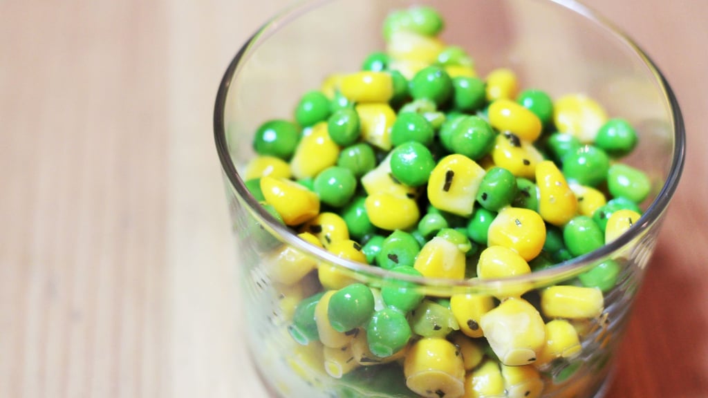 Kein Schnippeln nötig: Der Erbsen-Mais-Salat eignet sich auch als idealer Schulsnack.