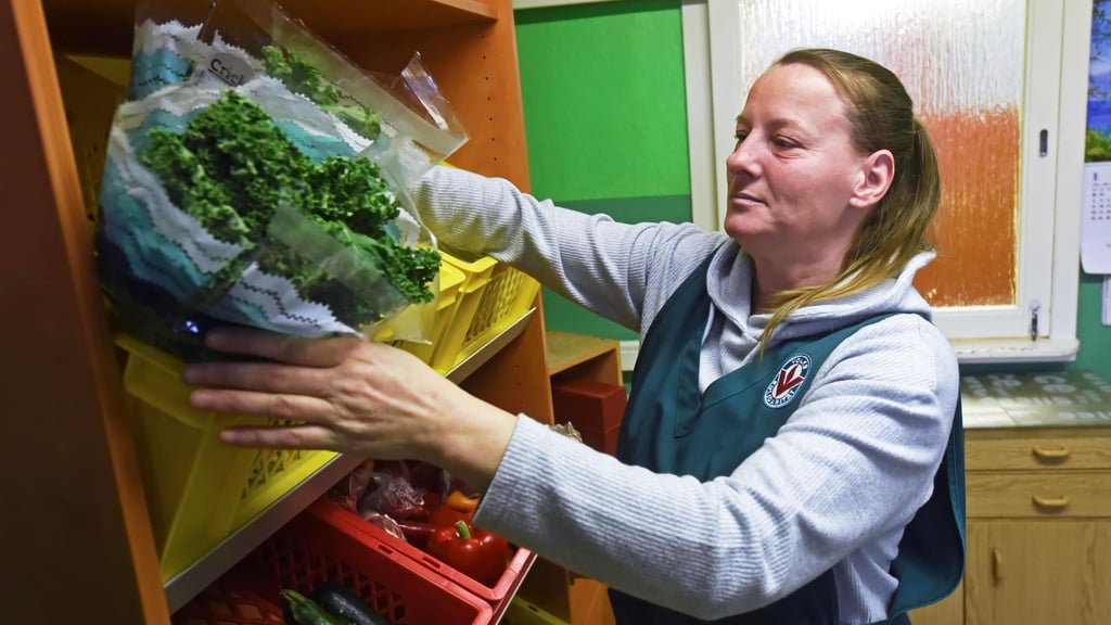 Kerstin Zimmermann hilft seit Mai letzten Jahres als Ehrenamtliche in der Speisekammer der Volkssolidarität.