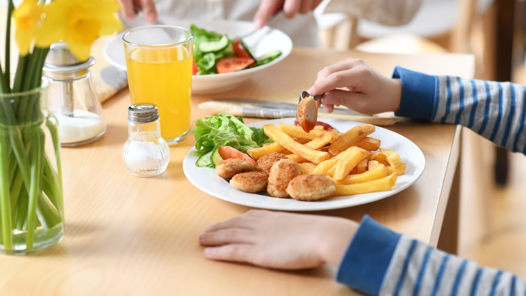 Zu süß, zu fettig, zu salzig - das gilt für viele Nahrungsmittel, die an Kinder vermarktet werden. Als es in einer Kita in Chemnitz in Sachsen Pommes und Chicken Nuggets gab und davon ein Foto auf Twitter veröffentlicht wurde, war die Aufregung groß.