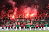 Fans von Hannover 96 feiern mit ihrer Mannschaft den Sieg gegen den 1. FC Magdeburg. Der Verein gewann in der MDCC-Arena mit 0:4.