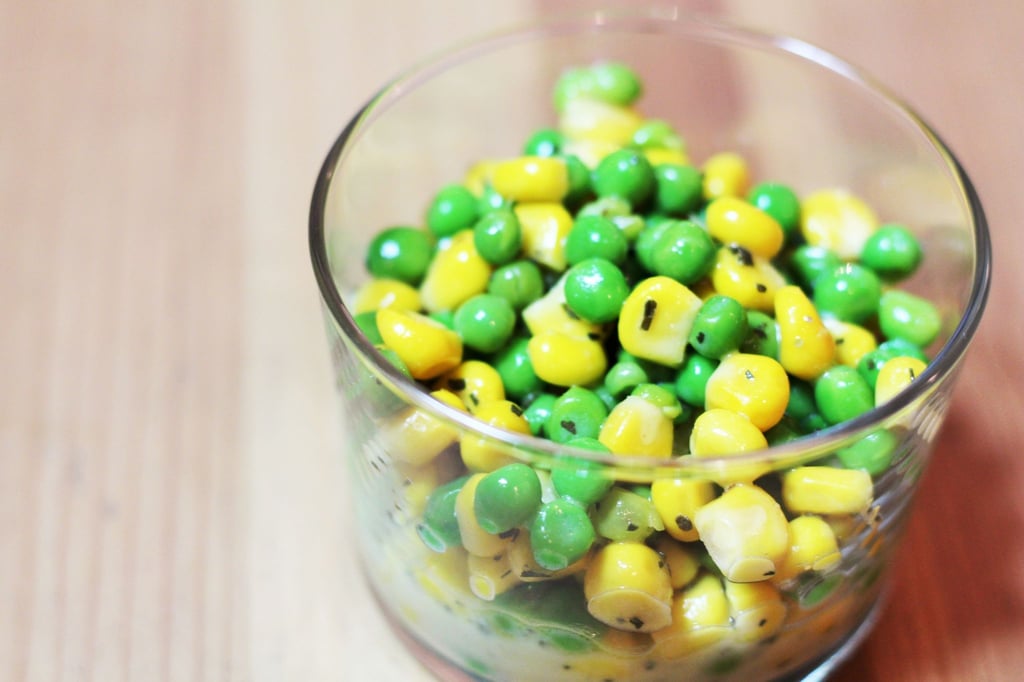 Kein Schnippeln nötig: Der Erbsen-Mais-Salat eignet sich auch als idealer Schulsnack.