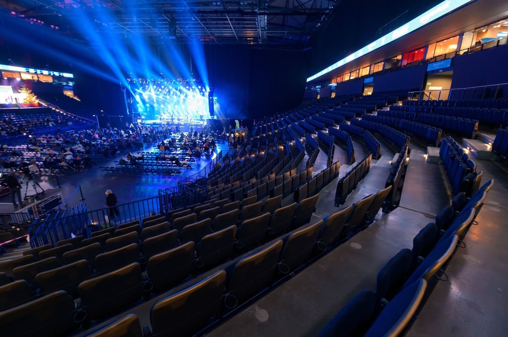 Zahlreiche Sitzplätze auf den Rängen der Arena in Hamburg sind während eines Konzerts leer.