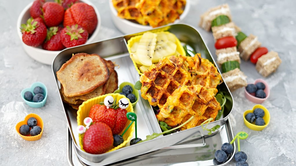 Herzhaft und süß, aber ganz ohne Zucker: Bananenpancakes und Gemüsewaffeln sind hier in der Brotdose vereint.