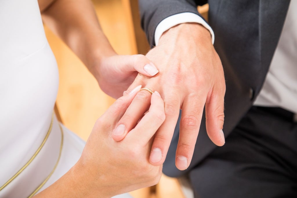 Wenn Paare heiraten, müssen sie sich auf einen Familiennamen einigen.