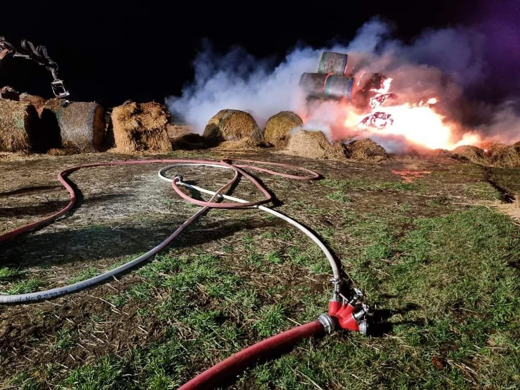 Am Montag haben auf einem Feld Strohballen gebrannt.