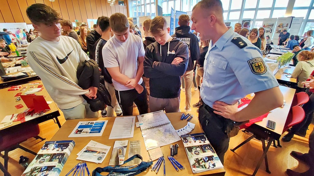 Viele Gymnasiasten steuerten den Stand der Bundespolizei an und kamen dort mit Polizeioberkommissar Carlo Lauben ins Gespräch.
