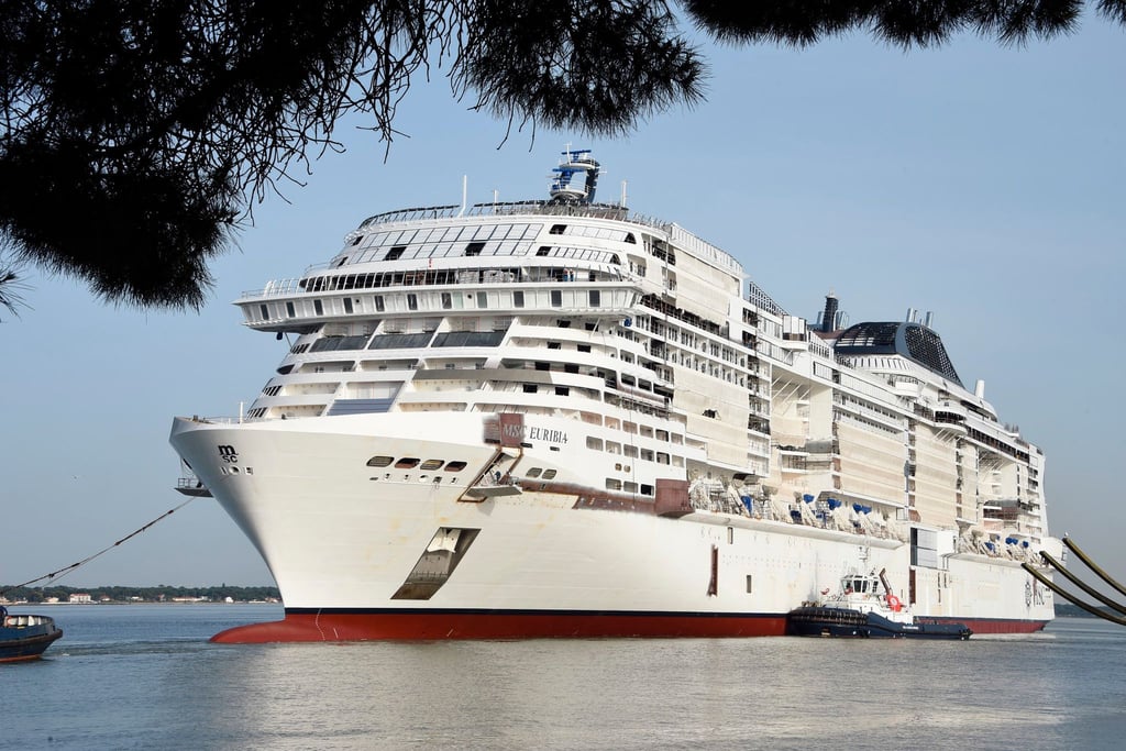 So weiß wird „MSC Euribia“ nicht bleiben: Der Rumpf bekommt einen Anstrich in Türkis und Blau mit dem Aufruf #savethesea.