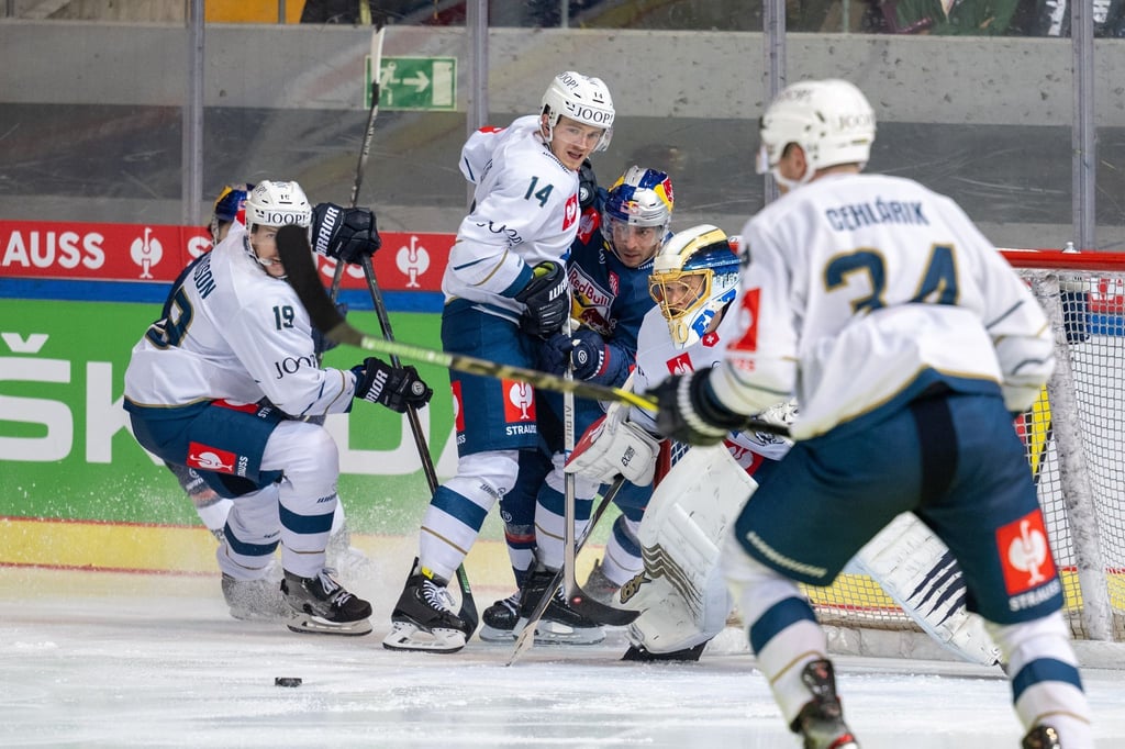 EHC Red Bull München in Aktion gegen EV Zug.