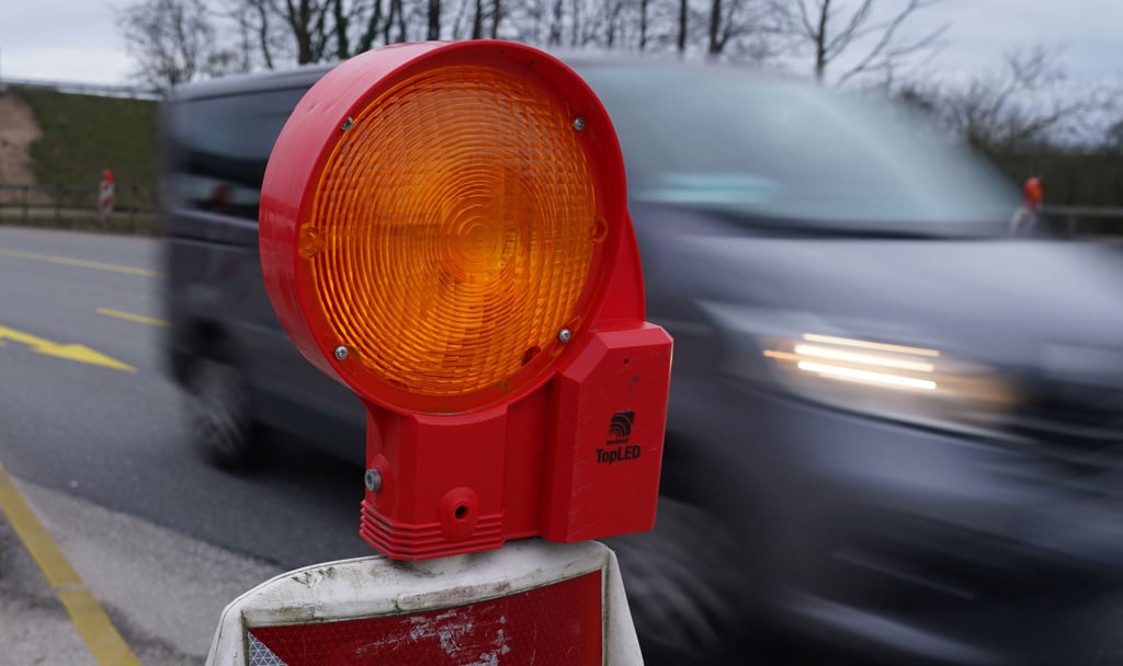 Symbolfoto - Kreisausschuss Mansfeld-Südharz bewilligt Geld für Straßensanierung in Südharz