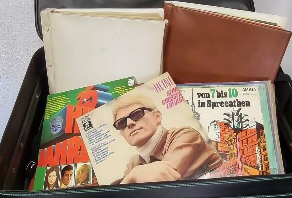 Der Kunstlederkoffer mit der Schallplattensammlung