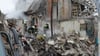 Nach dem verheerenden russischen Raketenangriff auf das Wohnhaus in Dnipro werden in der ukrainischen Stadt noch immer viele Bewohner vermisst.