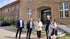 Infrastrukturministerin Lydia Hüskens (Mitte) hatte sich im Frühjahr 2022 über den geplanten Umbau der alten Sekundarschule in Havelberg informiert. 