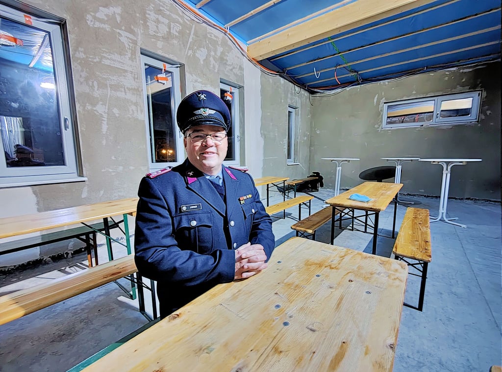 Jens Remler ist neuer Stadtjugendfeuerwehrwart von Lützen. Hier sitzt er im Gerätehaus von Großgörschen, das aktuell neu gebaut wird.