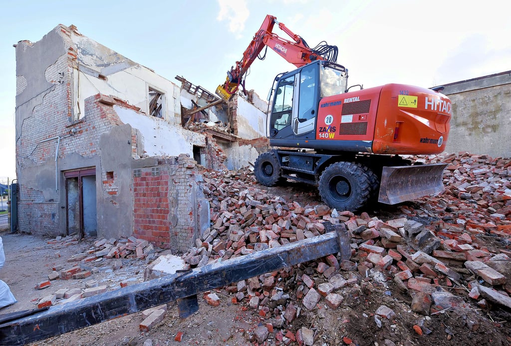 Die Abrissfirma hat die Brausefabrik vom Innenhof aus bereits kräftig zerlegt. Bis nächste Woche sollen die Arbeiten andauern.