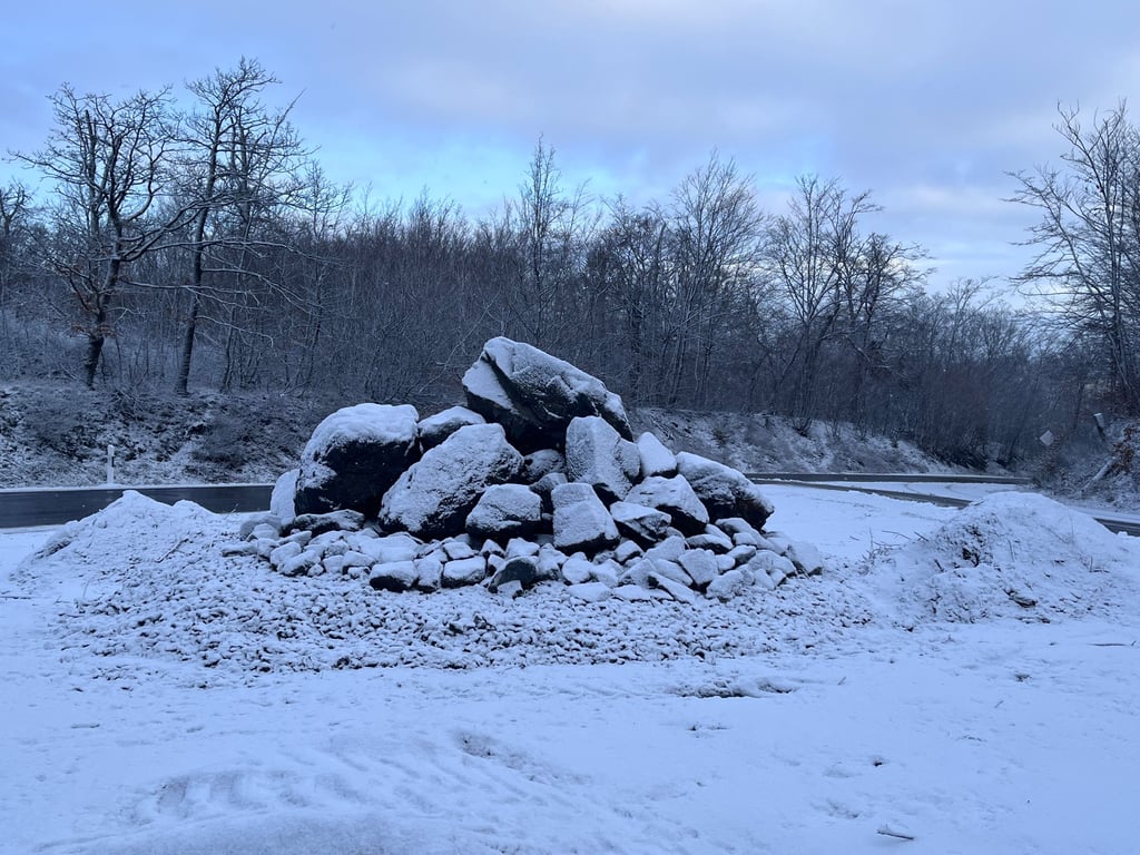 An der Kreuzung zur Rosstrappe liegt ein Haufen großer Steine.