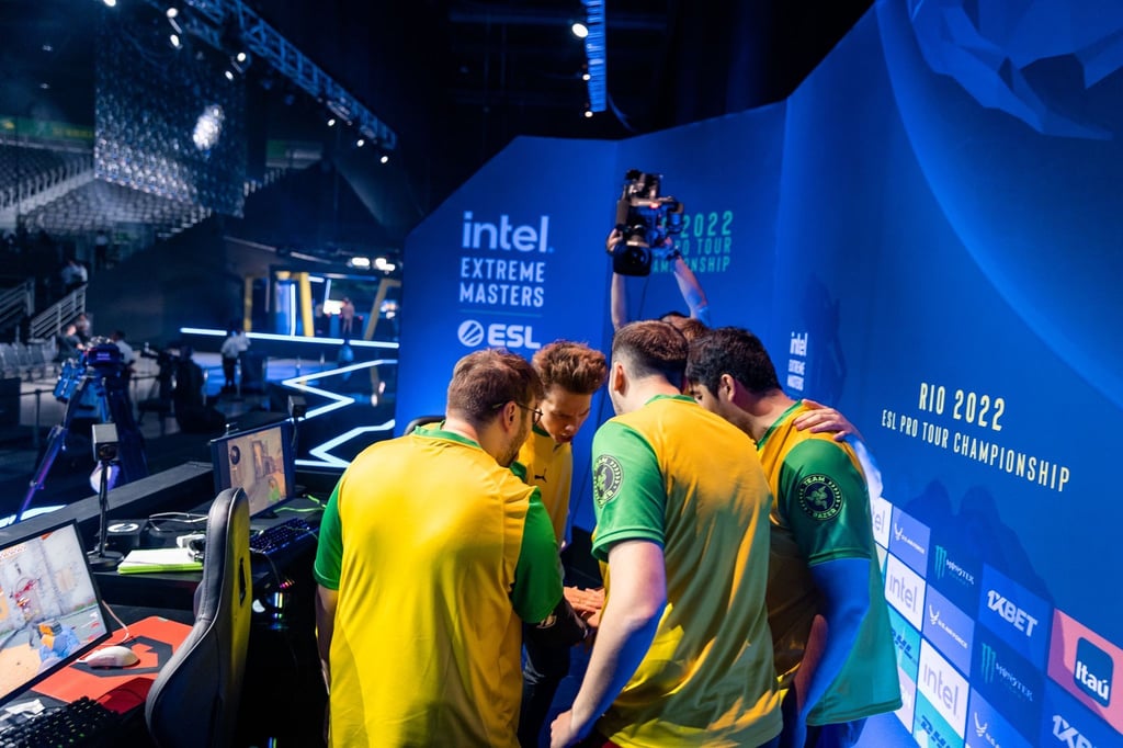 In den Farben der brasilianischen Landesflagge spielte sich Mouz in die Playoffs des CS:GO-Majors IEM Rio.