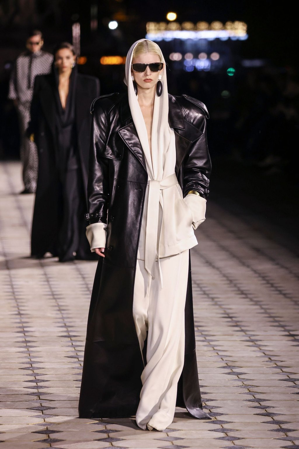Die Frühjahr-Sommer-Kollektion 2023 von Saint Laurent wurde während der Fashion Week in Paris präsentiert.