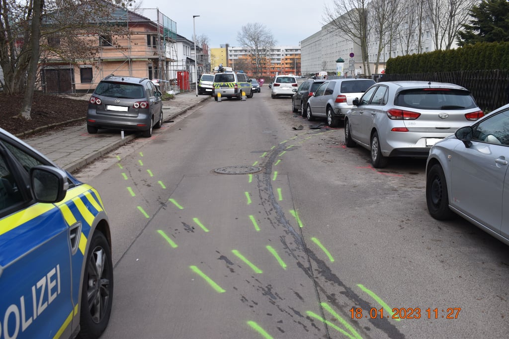 Ein 86-jähriger Autofahrer verunglückte am 18. Janauar 2023 in Magdeburg in der Ferdinand-von-Schill-Straße. Der Bereich war stundenlang gesperrt.